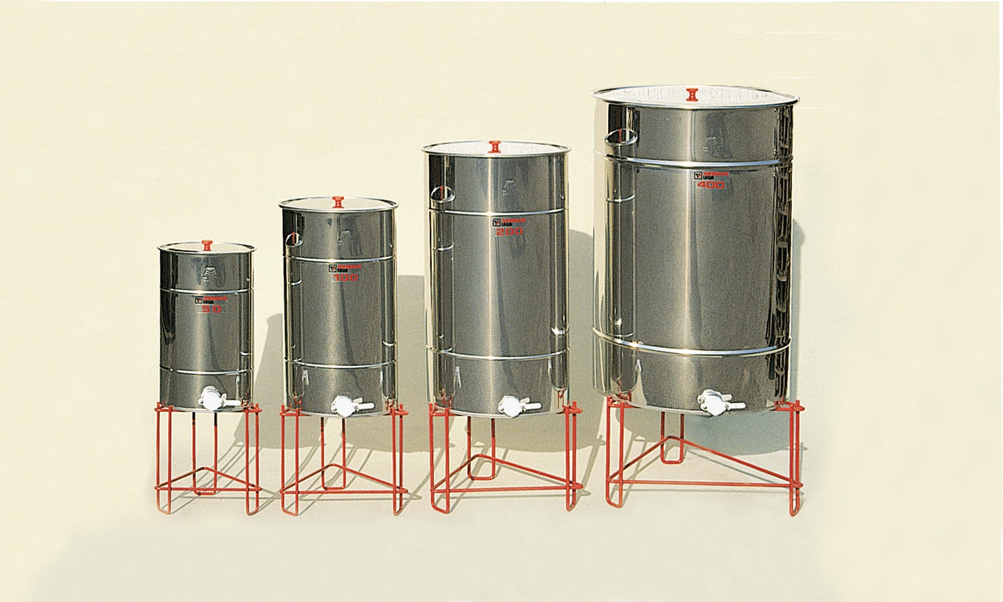 Supporto metallico verniciato rosso per maturatore da 400 kg. Robusto, stabile e resistente. Ideale per sollevare e travasare il miele in totale sicurezza.